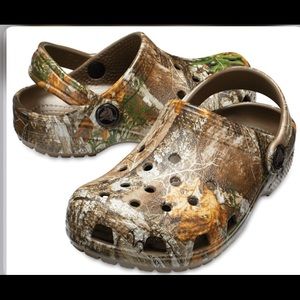 NWT Realtree Crocs shoes (Size 9 child)